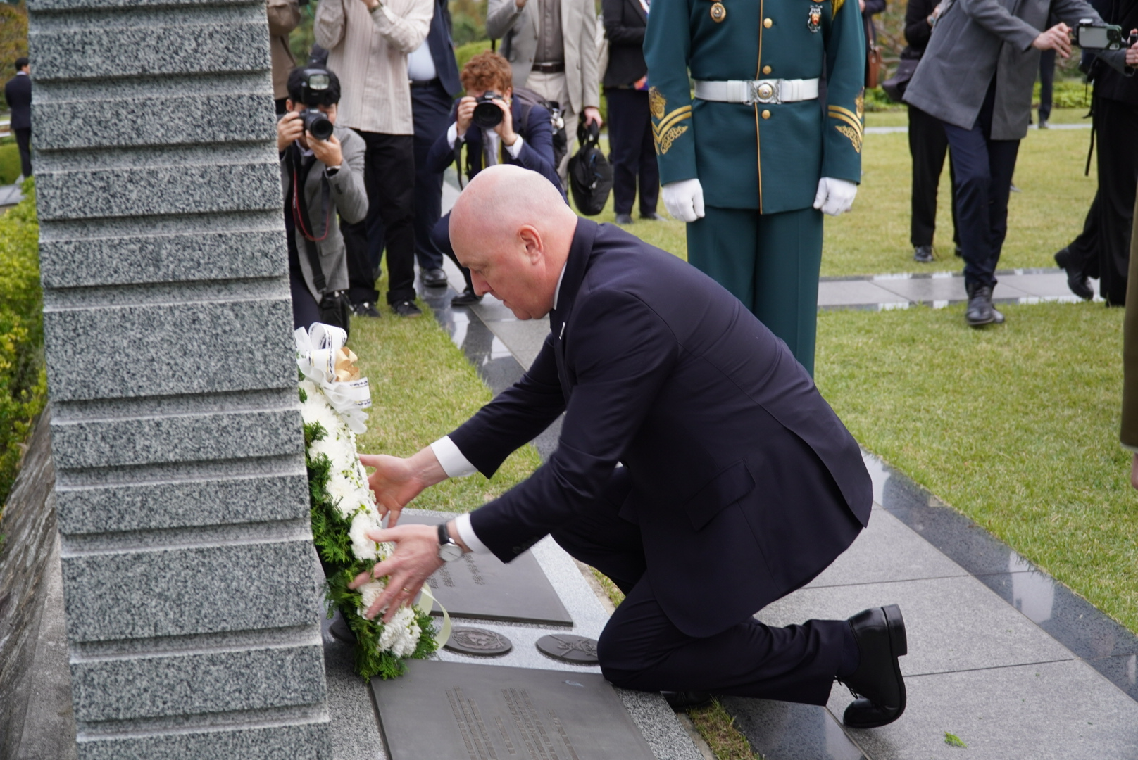 [APEC Summit 2025] New Zealand Prime Minister Christopher Luxon Pays Tribute at the UN Memorial Cemetery in Korea 이미지