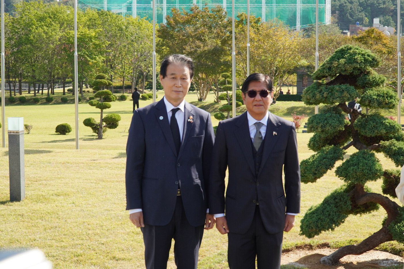 [APEC Summit 2025] Philippine President Marcos Jr. Pays Tribute at the UN Memorial Cemetery in Busan 이미지